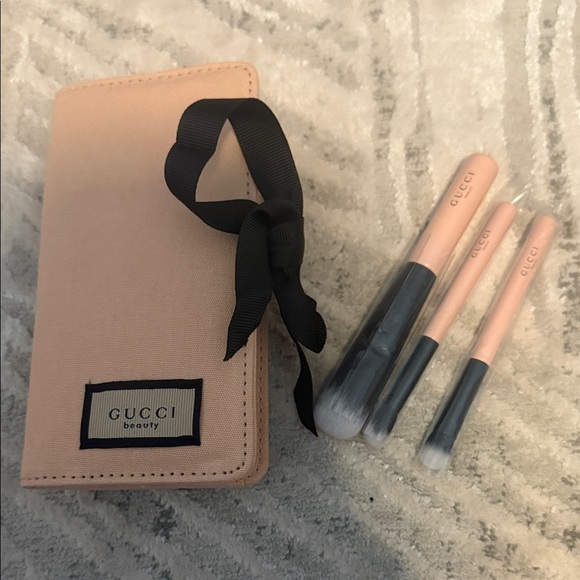 GWP - Gucci Beauty Pink Brush Set with Case - Picture 1 of 6